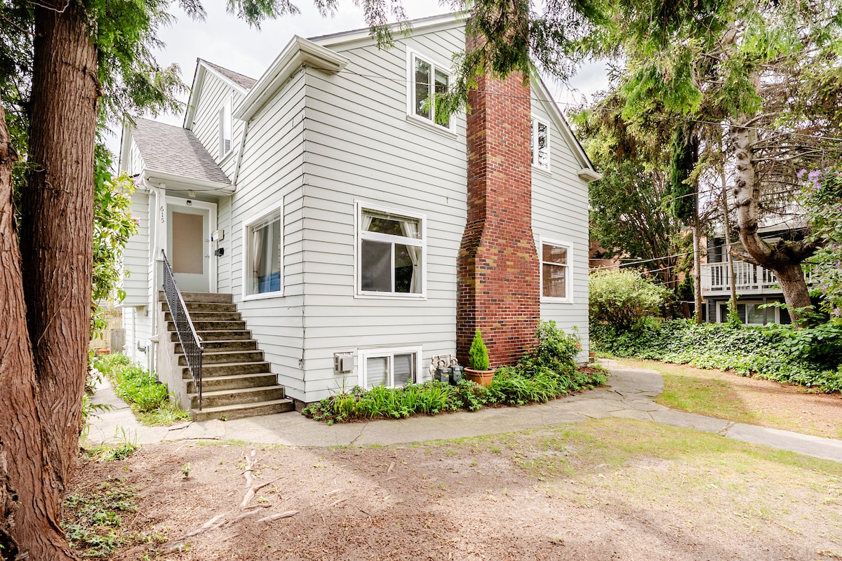 Comstock House | Queen Anne | Spacious Seattle Retreat